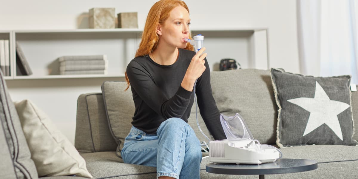 Mujer con aerosolterapia