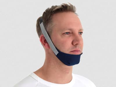 Paciente con banda submentoniana para tratamiento con CPAP (ResMed)